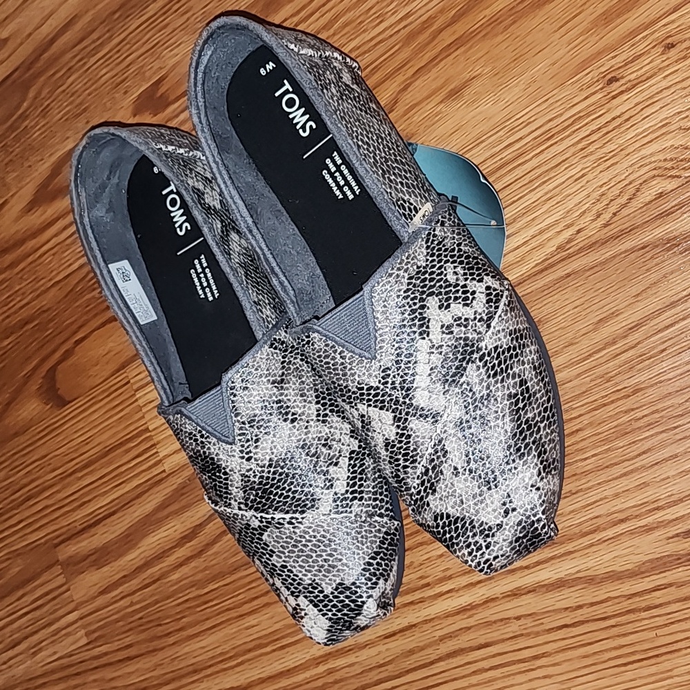 TOMS - Picture 3 of 5